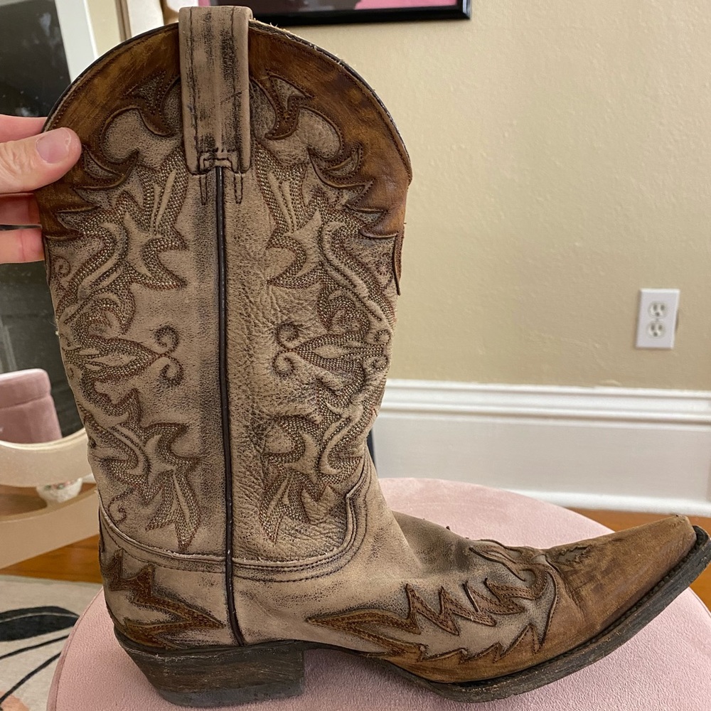 Authentic Stetson cowboy boots.